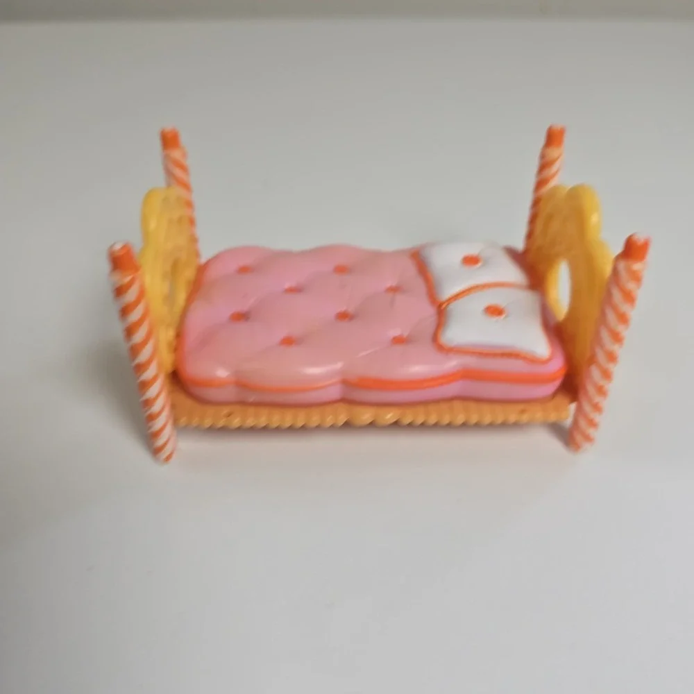 Lalaloopsy Sew Cute Doll Bed, Pink Orange Doll Bed 2009 MGA Entertainment